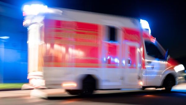 Patient springt aus Rettungswagen - und schlägt Sanitäter