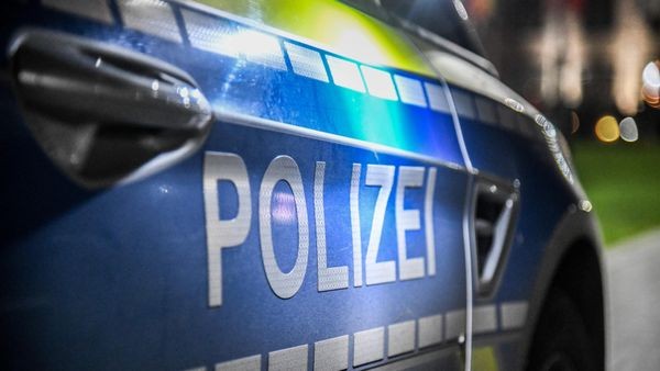 Rettungsdienst mit Glasflasche beworfen – Zeugen gesucht