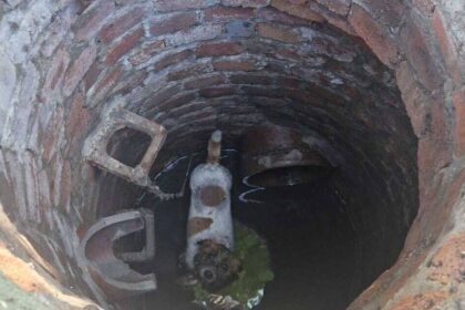 Tierischer Einsatz in Dinslaken: Hundegebell aus einem Gully – bei der Rettung erlebt die Feuerwehr eine Überraschung