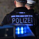 Torkelte in Dinslaken über Straße: Mann widersetzt sich der Polizei und beleidigt Beamte