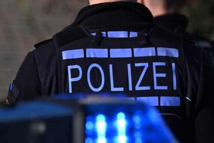 Torkelte in Dinslaken über Straße: Mann widersetzt sich der Polizei und beleidigt Beamte