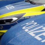 Unfallflucht: SUV touchiert Fahrrad – Frau (19) leicht verletzt