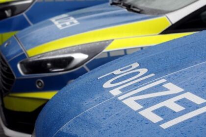 Unfallflucht: SUV touchiert Fahrrad – Frau (19) leicht verletzt