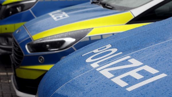 Unfallflucht: SUV touchiert Fahrrad – Frau (19) leicht verletzt