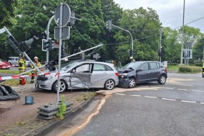 Voerde: Auf der B8 hat es gekracht - drei Verletzte