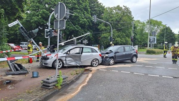 Voerde: Auf der B8 hat es gekracht - drei Verletzte