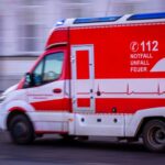 Vorfall in Dinslaken: Mann springt aus Rettungswagen und schlägt Sanitäter gegen den Kopf