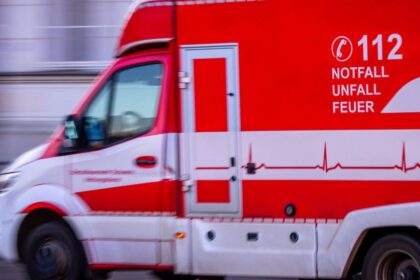 Vorfall in Dinslaken: Mann springt aus Rettungswagen und schlägt Sanitäter gegen den Kopf