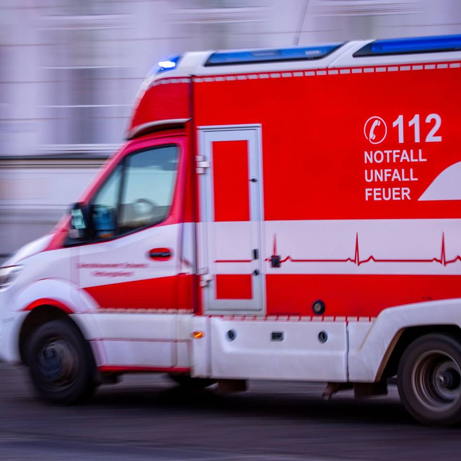 Vorfall in Dinslaken: Mann springt aus Rettungswagen und schlägt Sanitäter gegen den Kopf
