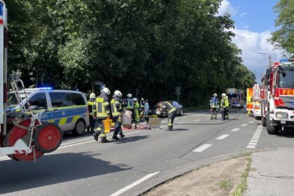 Am frühen Nachmittag in Dinslaken: Verkehrsunfall – Auto bleibt auf der Seite liegen