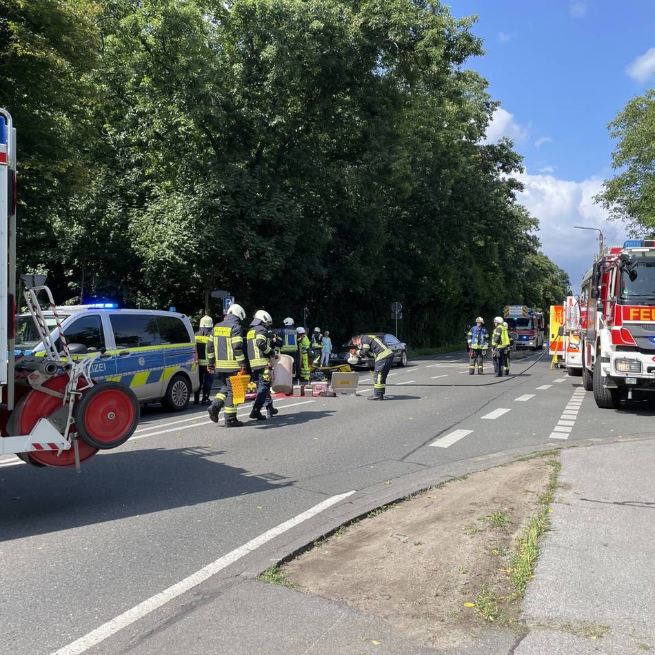 Am frühen Nachmittag in Dinslaken: Verkehrsunfall – Auto bleibt auf der Seite liegen