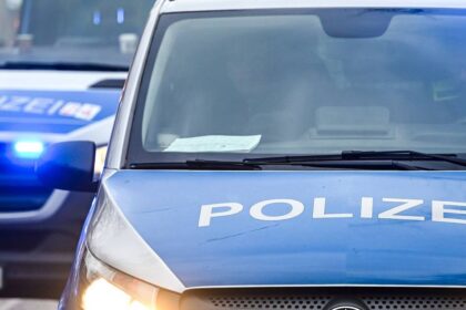 Auto war ohne Kennzeichen unterwegs: Dinslakener Polizei liefert sich Verfolgungsjagd mit schwarzem Mercedes