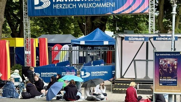 Berq beim Fantastival: Fans warten 11 Stunden auf Einlass