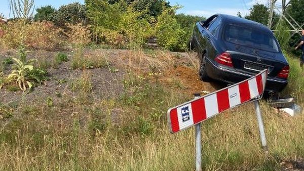 Dinslaken: Flucht vor Polizei – Fahrt endet auf Kreisverkehr