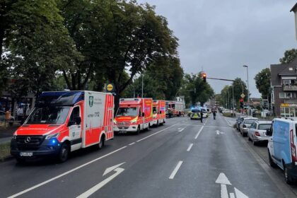 Dinslakener Innenstadt: Mehrere Menschen bei Verkehrsunfall leicht verletzt
