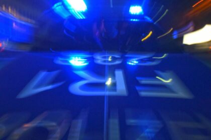 Dreister Diebstahl in Dinslaken: Unbekannte stehlen Frontscheinwerfer einer geparkten BMW