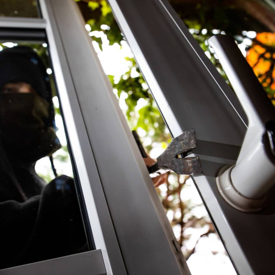 Einbruchsversuch in Dinslaken: Unbekannter auf dem Fensterbrett – Frau schlägt Einbrecher in die Flucht