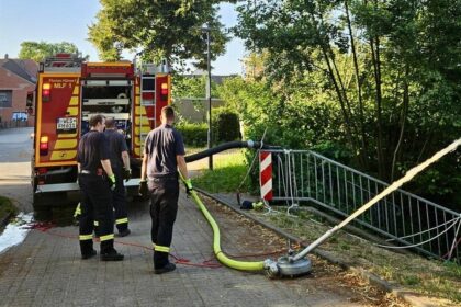 Einsatz in Hünxe: Feuerwehr hilft unter Hitze leidenden Fischen