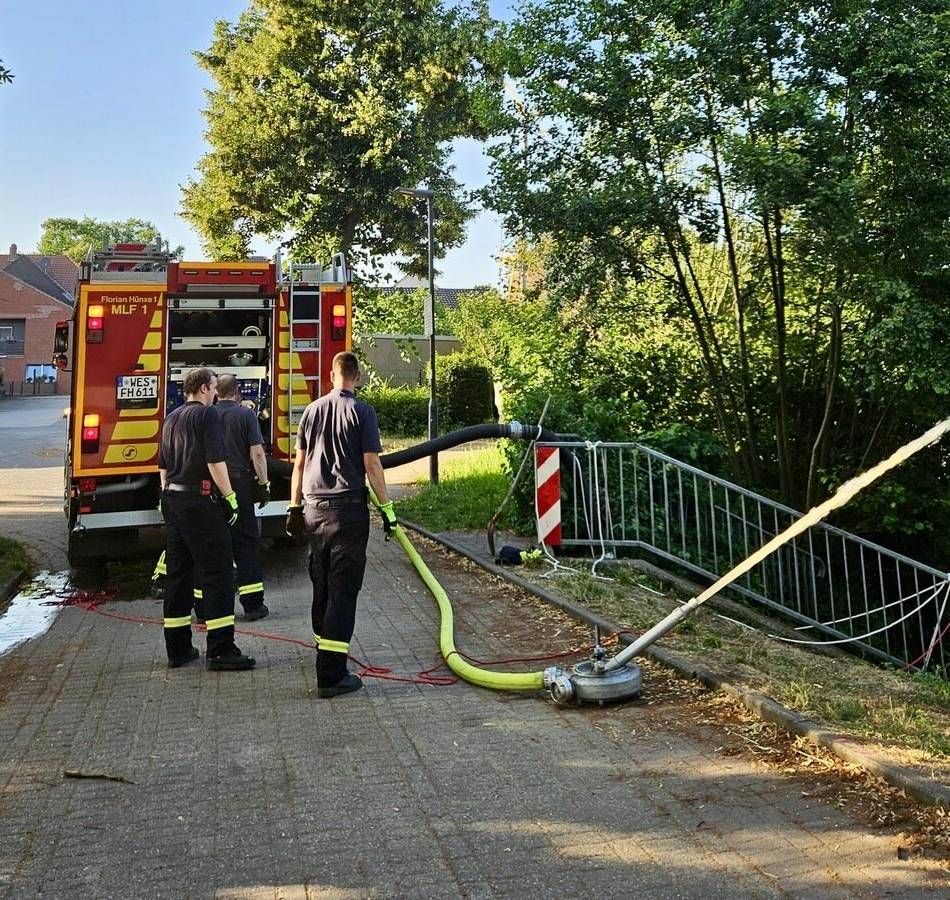 Einsatz in Hünxe: Feuerwehr hilft unter Hitze leidenden Fischen