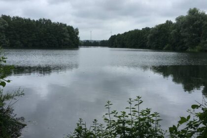 Exhibitionist in Voerde: Unbekannter belästigt junge Frauen am Tenderingssee