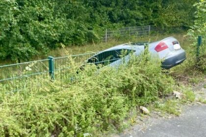 Hünxe: von Parkplatz abgekommen – Auto landet im Graben