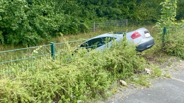 Hünxe: von Parkplatz abgekommen – Auto landet im Graben