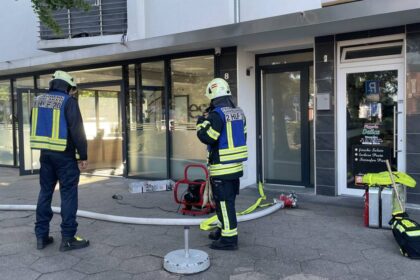In der Dinslakener Innenstadt: Feuerwehr löscht Kellerbrand – keine Verletzten
