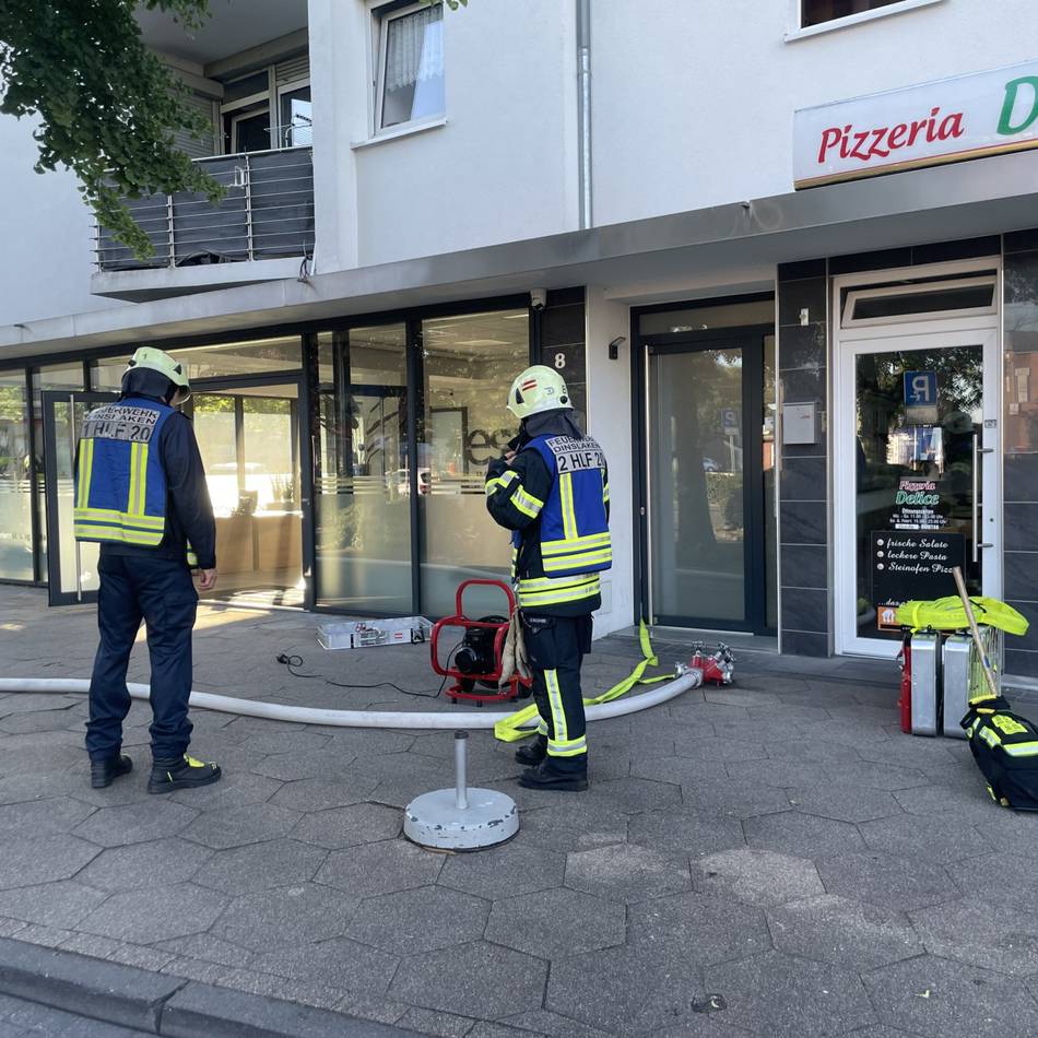 In der Dinslakener Innenstadt: Feuerwehr löscht Kellerbrand – keine Verletzten