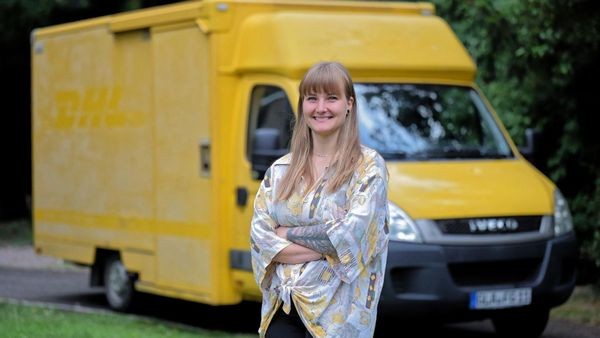 Kurioses Projekt: DHL-Bus wird mobiler Second-Hand-Shop