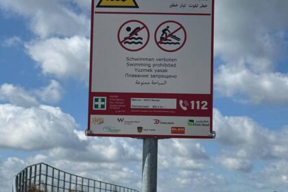 Lebensgefahr durch starke Strömung: Kreis Wesel warnt jetzt mit Hinweisschildern vor Baden im Rhein