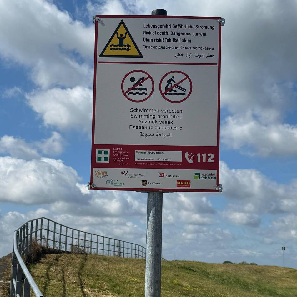 Lebensgefahr durch starke Strömung: Kreis Wesel warnt jetzt mit Hinweisschildern vor Baden im Rhein