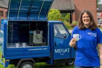 „Mecki“ on Tour: Blaues Gefährt mit besonderer Botschaft