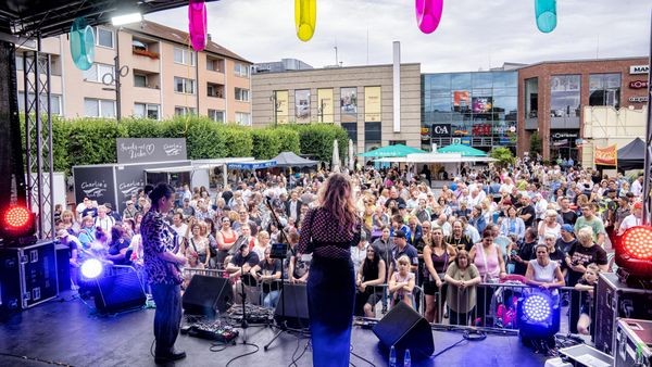 Neutor-Galerie: Jörg Bausch bringt die Dinslakener zum Heulen