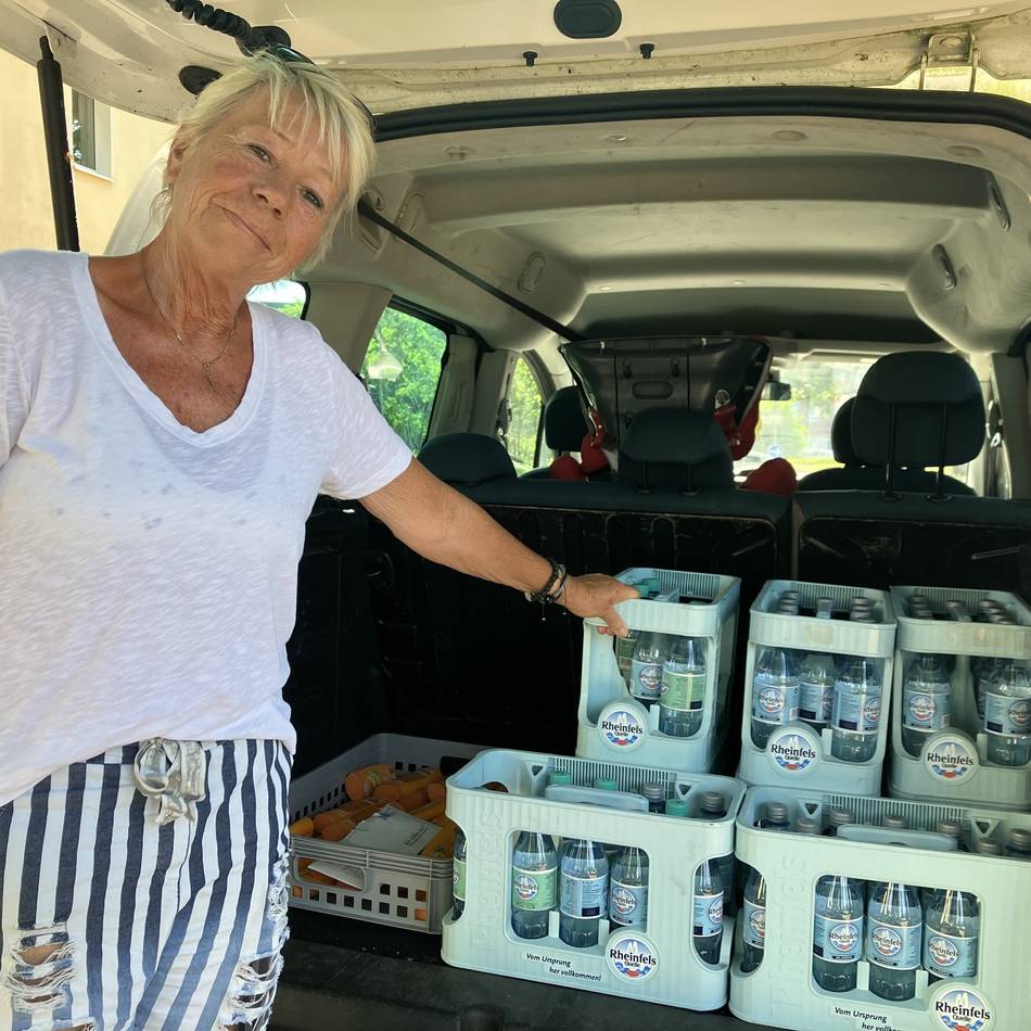 Obdachlose in Dinslaken: Sonnencreme und Mineralwasser – Caritas hilft bei Hitze