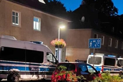 Polizei-Razzia: Hundertschaft durchsucht Häuser in Dinslaken