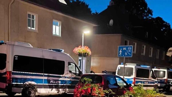 Polizei-Razzia: Hundertschaft durchsucht Häuser in Dinslaken