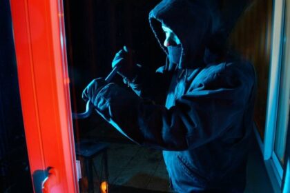 Polizei sucht Zeugen: Einbrecher hatten es auf schweres Werkzeug abgesehen