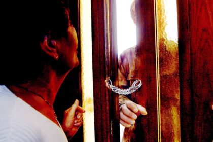 Polizei sucht Zeugen: Falscher Handwerker lässt Schmuck und Bargeld mitgehen