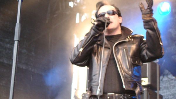 Ruhrpott Rodeo 2025: Dinosaurier tanzen vor der Bühne