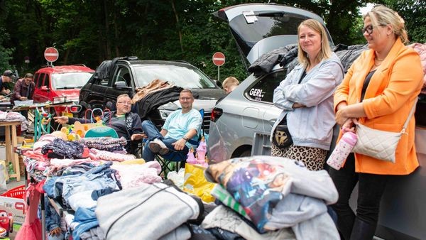 Trödelmarkt in Dinslaken: Eine Kundin ist jedes Mal dabei