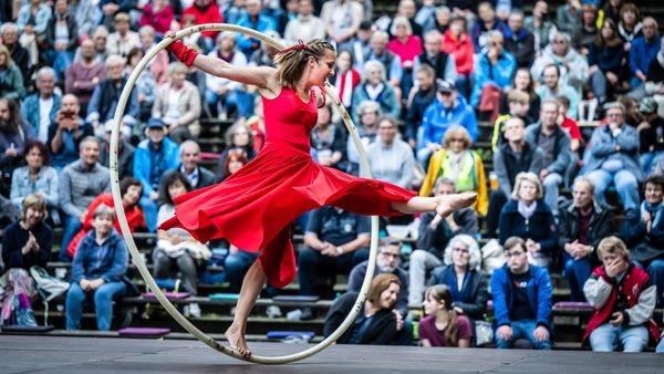 Umsonst und draußen: Straßentheater am Dinslakener Ententeich