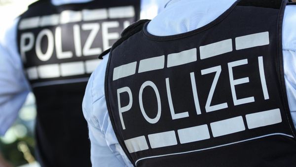 Unfall beim Ausparken in Dinslaken: Zwei Männer verletzt