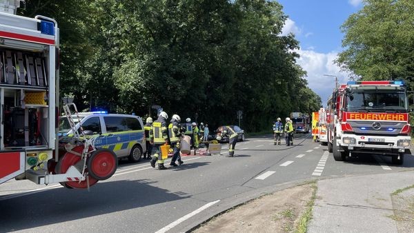 Unfall in Dinslaken: Autofahrerin musste geborgen werden