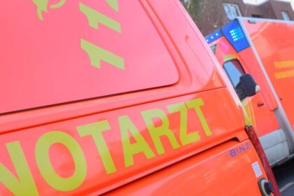 Unfall in Dinslaken: Motorradfahrer überfährt Kreisverkehr und verletzt sich tödlich
