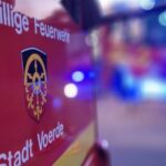Unfall in Voerde-Möllen: Feuerwehr rettet eingeklemmte Person aus dem Auto