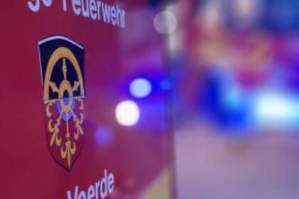Unfall in Voerde-Möllen: Feuerwehr rettet eingeklemmte Person aus dem Auto