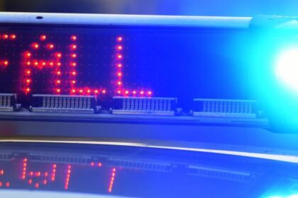 Unfallflucht in Dinslaken: Radfahrer gerät ins Straucheln und stößt mit Mercedes zusammen