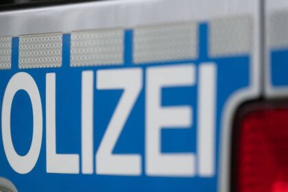 Verkehrsunfall in Dinslaken: Beim Ausparken die Kontrolle verloren – zwei Verletzte und hoher Schaden