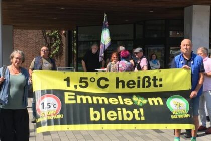 XXL-Logistikhallen Voerde: Gegner protestieren vor dem Rathaus