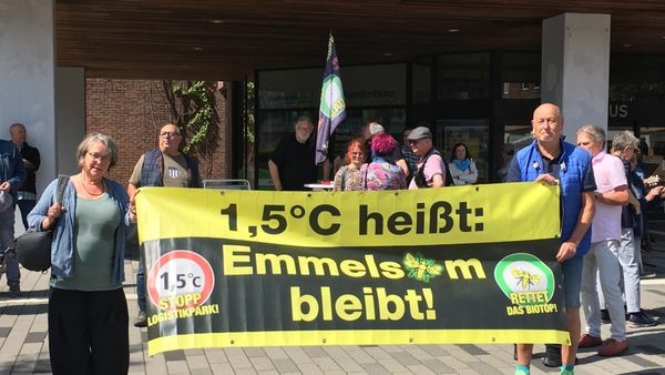XXL-Logistikhallen Voerde: Gegner protestieren vor dem Rathaus